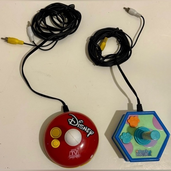 2 Jakks - Disney/Blue’sRoom TV Game Joystick with built-in video game - Picture 2 of 6